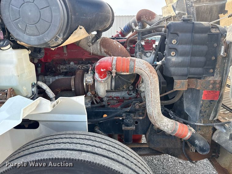 image for item EG5810 2003 International 9400i semi truck