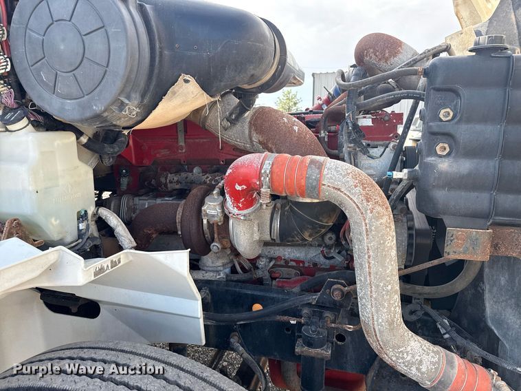 image for item EG5810 2003 International 9400i semi truck