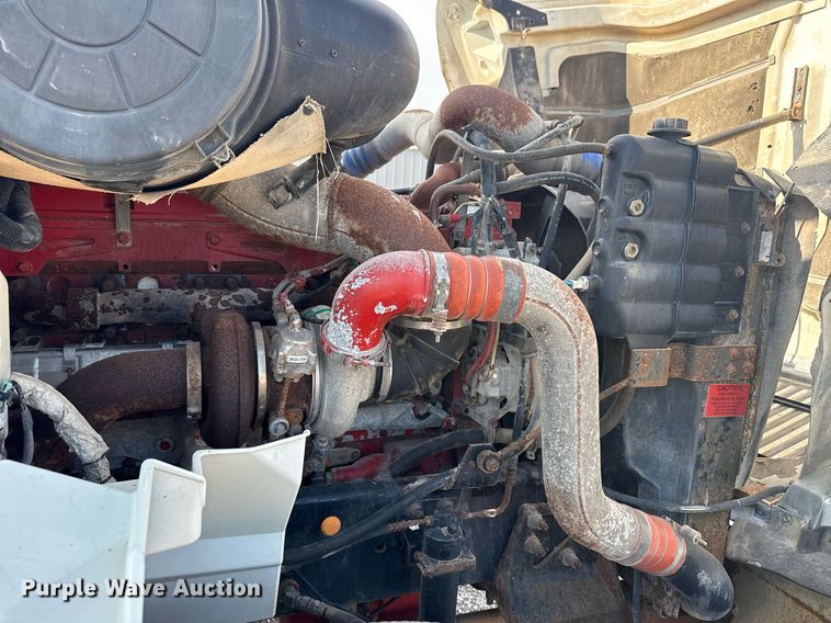 image for item EG5810 2003 International 9400i semi truck