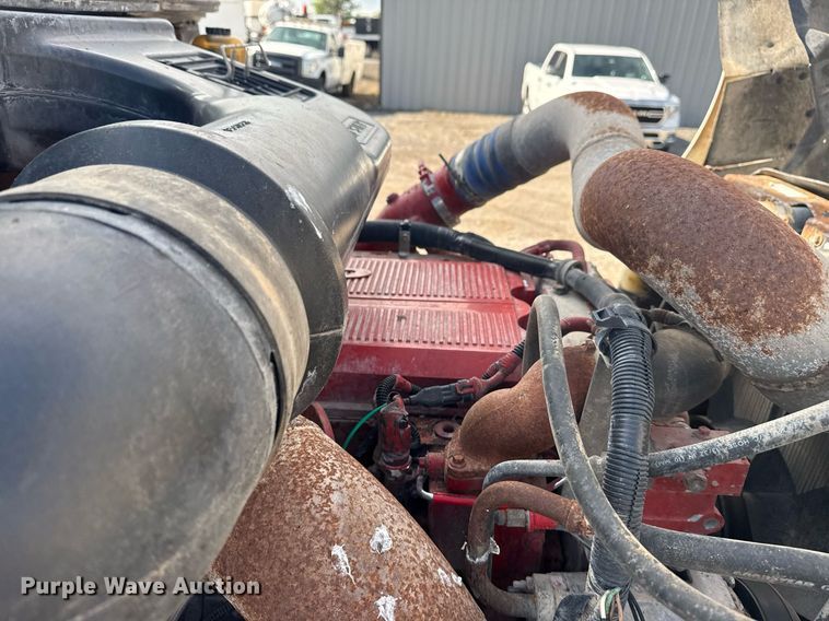 image for item EG5810 2003 International 9400i semi truck