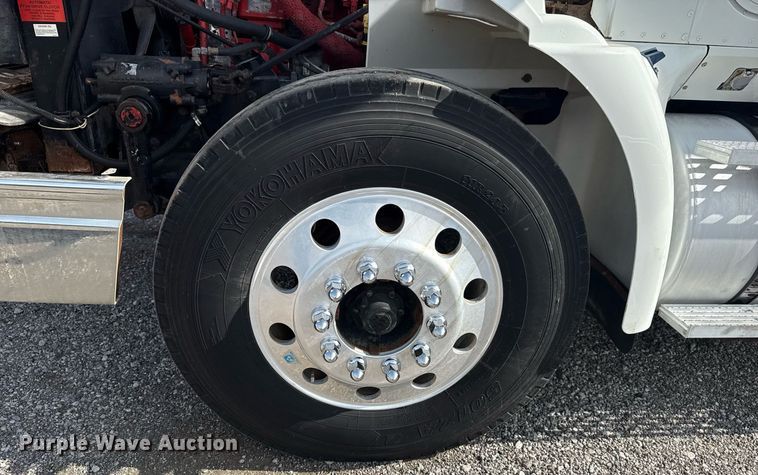 image for item EG5810 2003 International 9400i semi truck