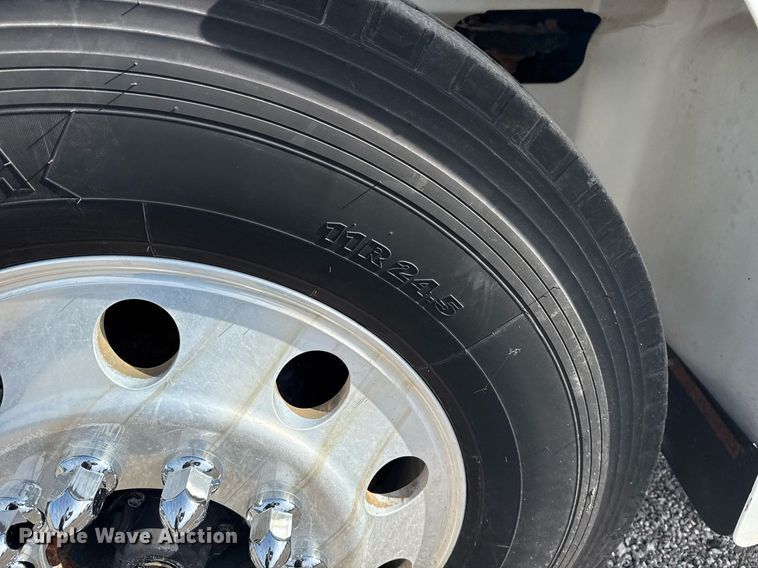 image for item EG5810 2003 International 9400i semi truck