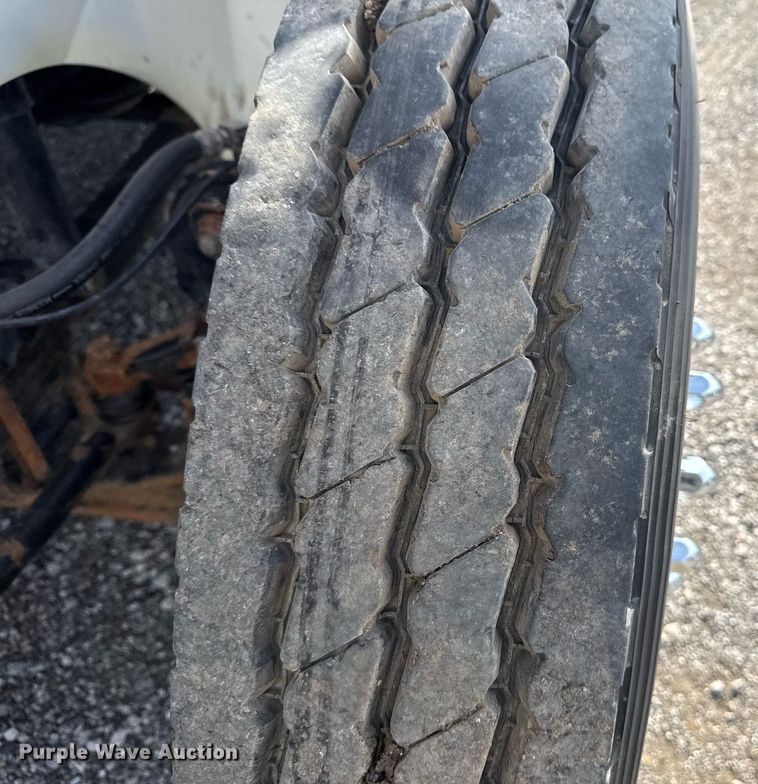 image for item EG5810 2003 International 9400i semi truck