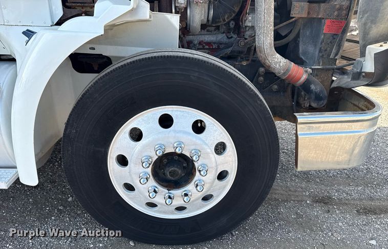 image for item EG5810 2003 International 9400i semi truck