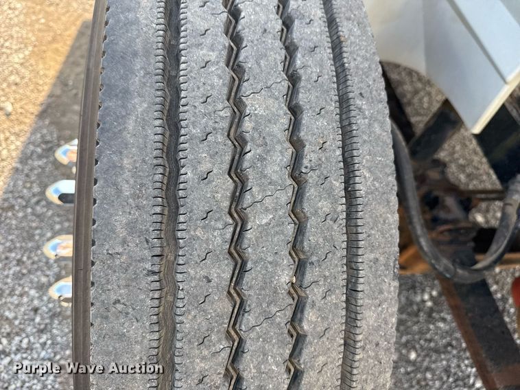 image for item EG5810 2003 International 9400i semi truck