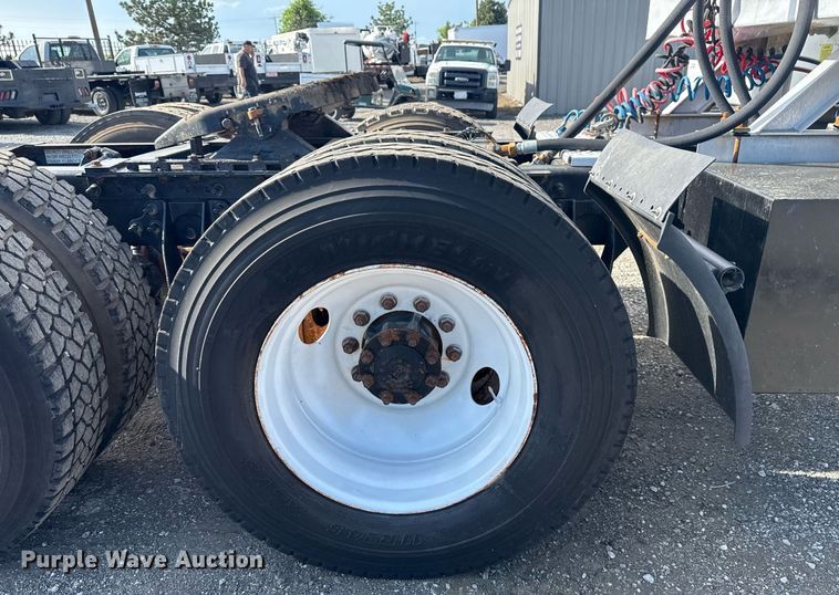 image for item EG5810 2003 International 9400i semi truck