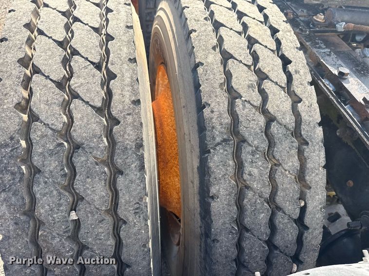 image for item EG5810 2003 International 9400i semi truck