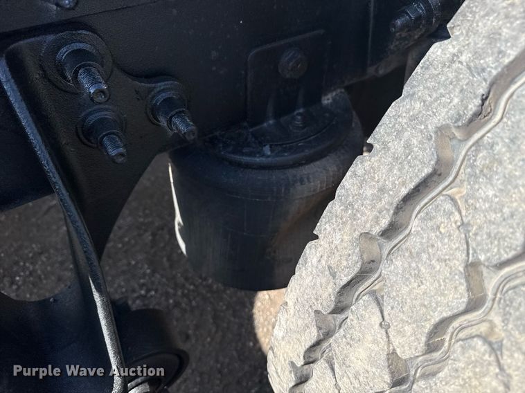 image for item EG5810 2003 International 9400i semi truck