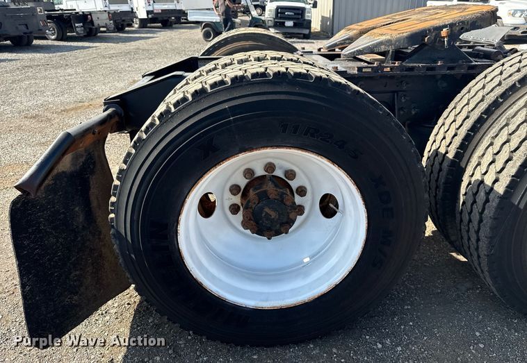 image for item EG5810 2003 International 9400i semi truck