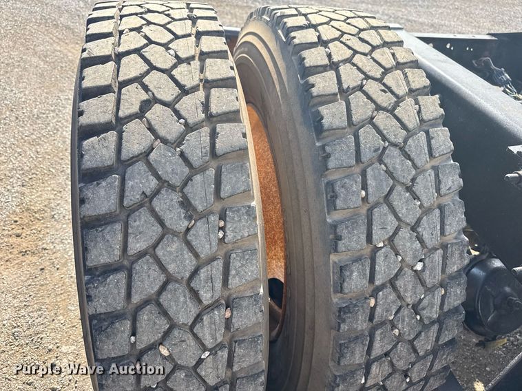 image for item EG5810 2003 International 9400i semi truck