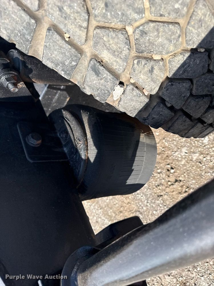 image for item EG5810 2003 International 9400i semi truck