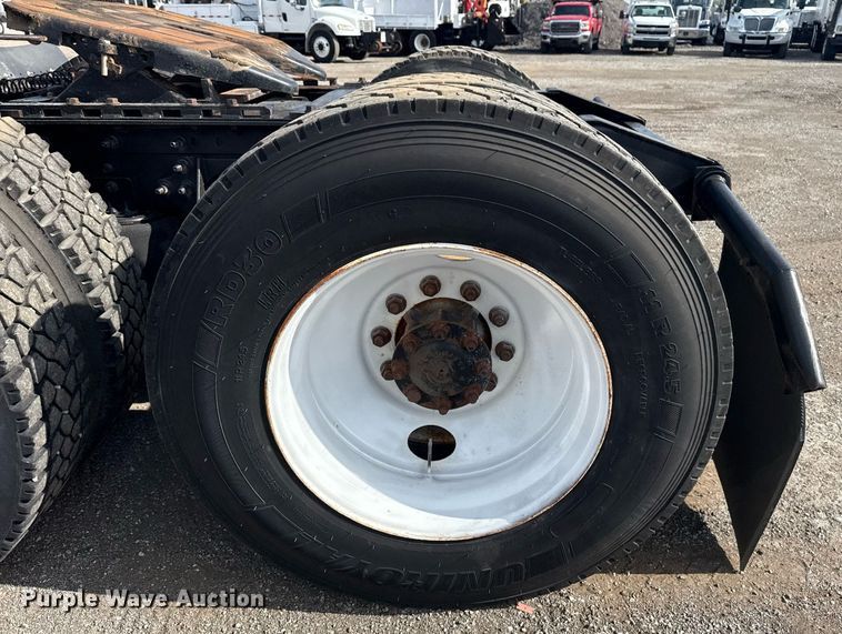 image for item EG5810 2003 International 9400i semi truck