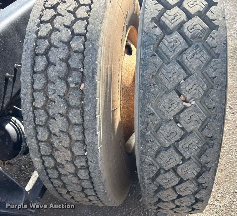 image for item EG5810 2003 International 9400i semi truck