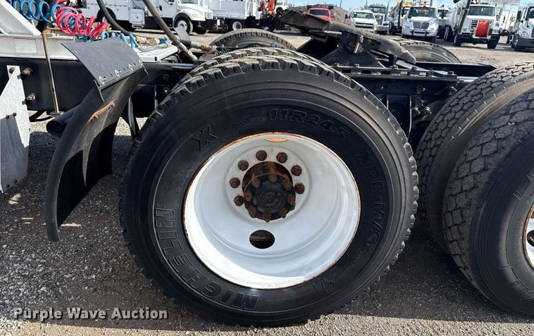 image for item EG5810 2003 International 9400i semi truck