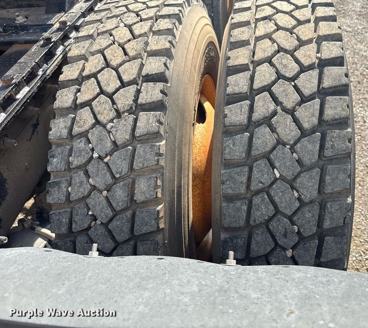 image for item EG5810 2003 International 9400i semi truck