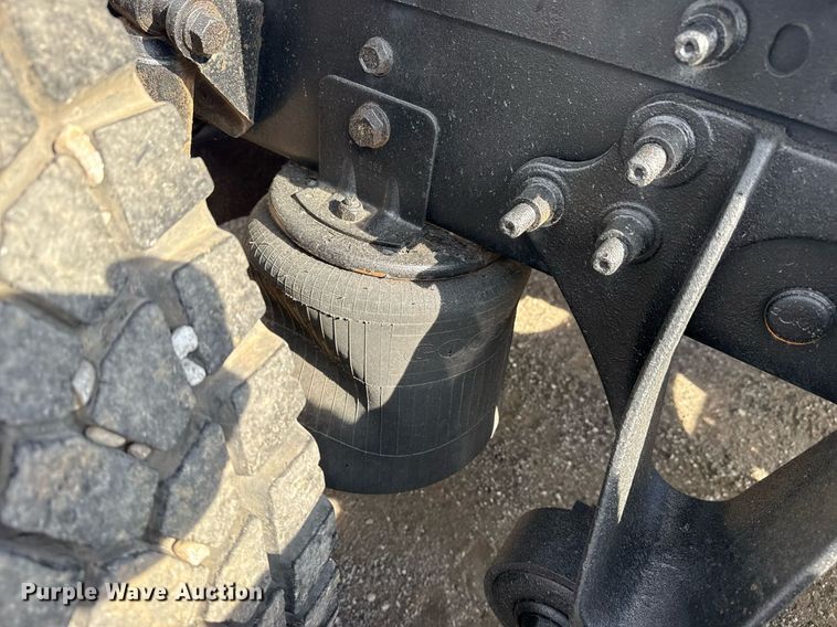 image for item EG5810 2003 International 9400i semi truck