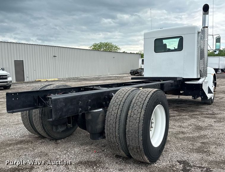 image for item EG5832 2010 Kenworth T370 truck cab and chassis