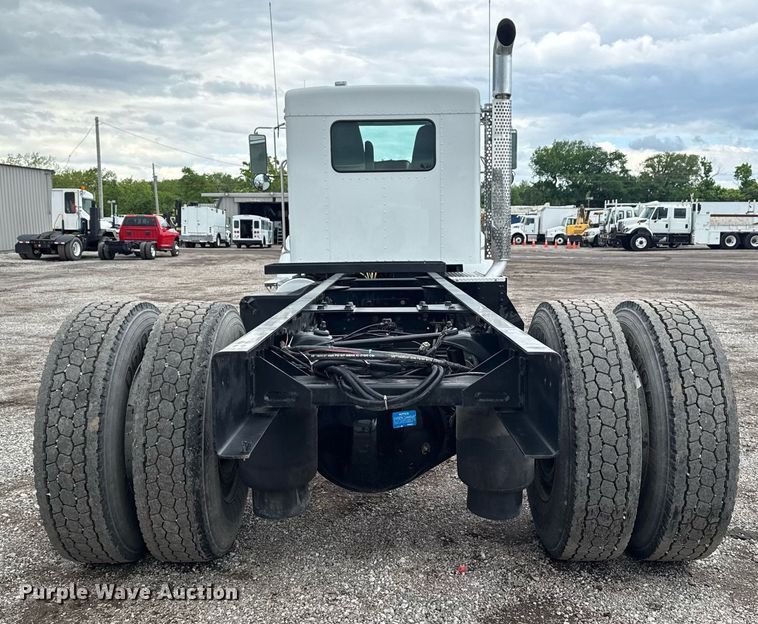 image for item EG5832 2010 Kenworth T370 truck cab and chassis