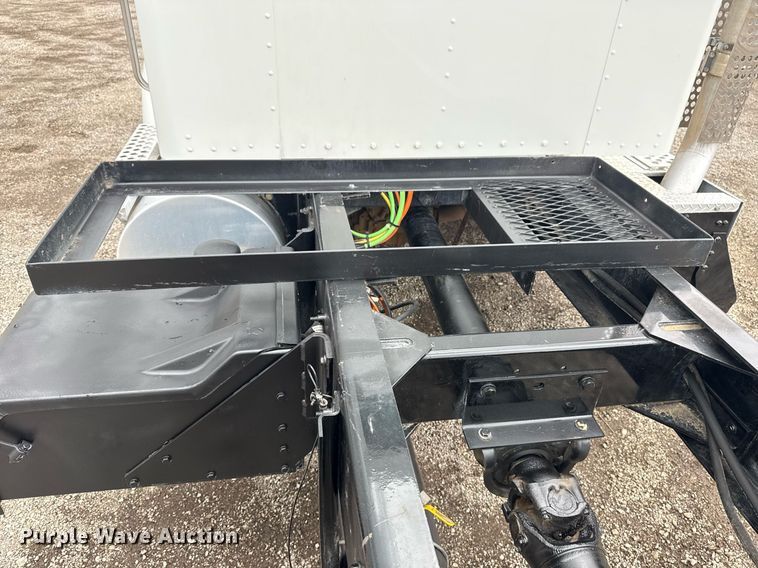 image for item EG5832 2010 Kenworth T370 truck cab and chassis