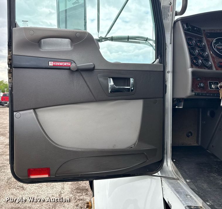 image for item EG5832 2010 Kenworth T370 truck cab and chassis