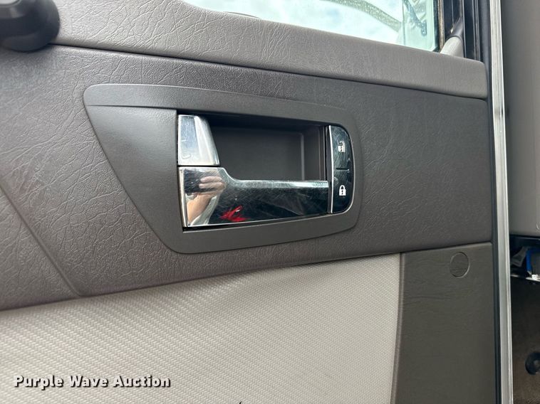 image for item EG5832 2010 Kenworth T370 truck cab and chassis