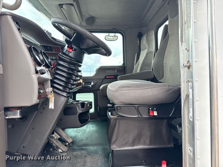 image for item EG5832 2010 Kenworth T370 truck cab and chassis
