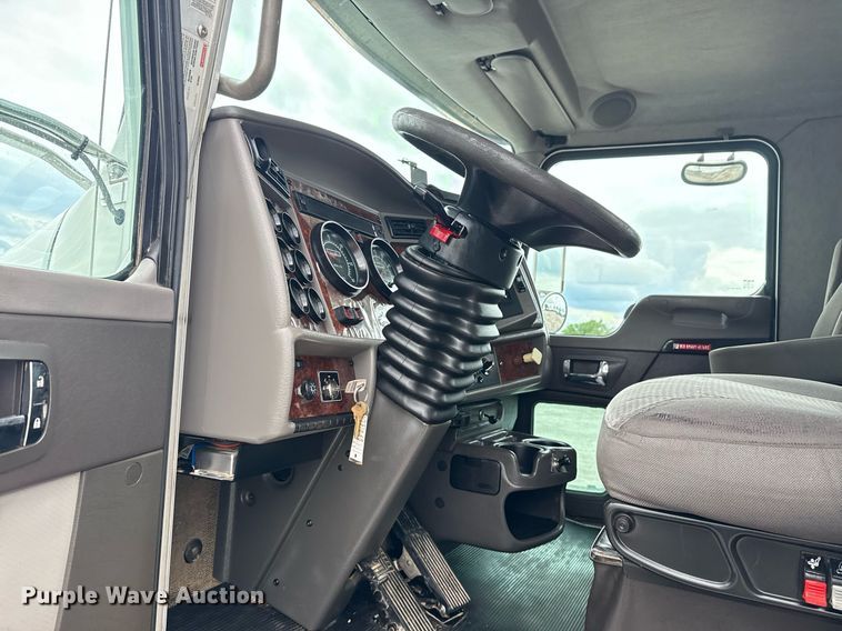 image for item EG5832 2010 Kenworth T370 truck cab and chassis