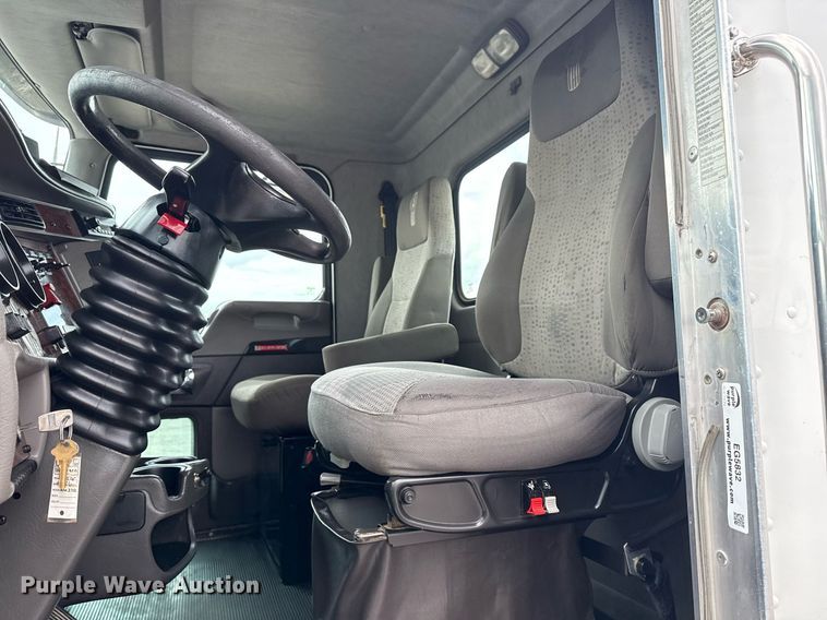 image for item EG5832 2010 Kenworth T370 truck cab and chassis