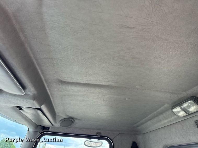 image for item EG5832 2010 Kenworth T370 truck cab and chassis