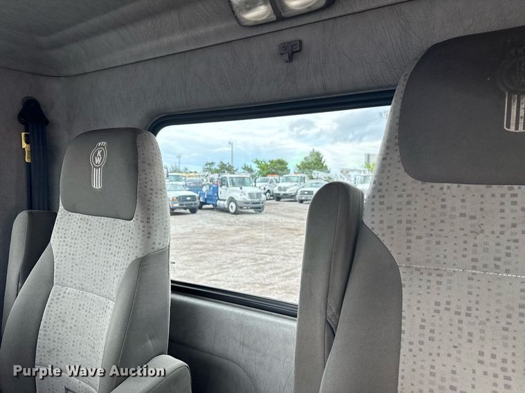 image for item EG5832 2010 Kenworth T370 truck cab and chassis