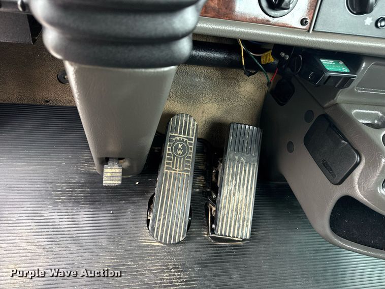 image for item EG5832 2010 Kenworth T370 truck cab and chassis