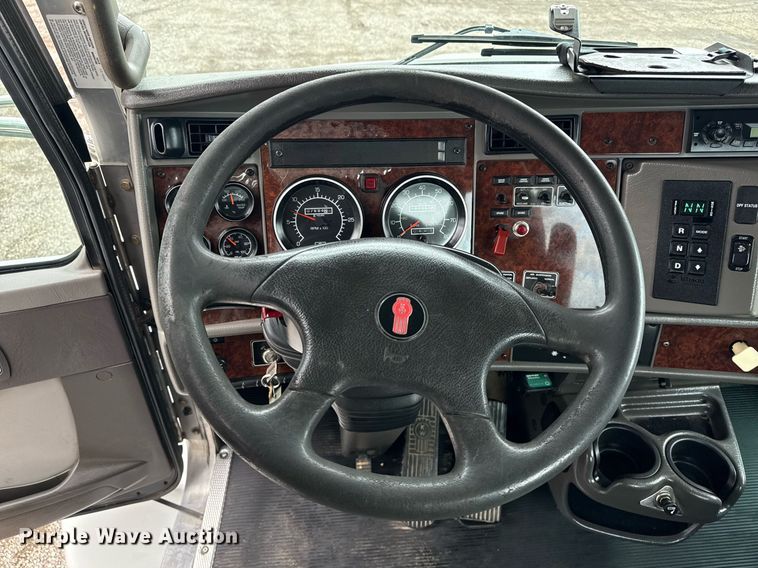 image for item EG5832 2010 Kenworth T370 truck cab and chassis