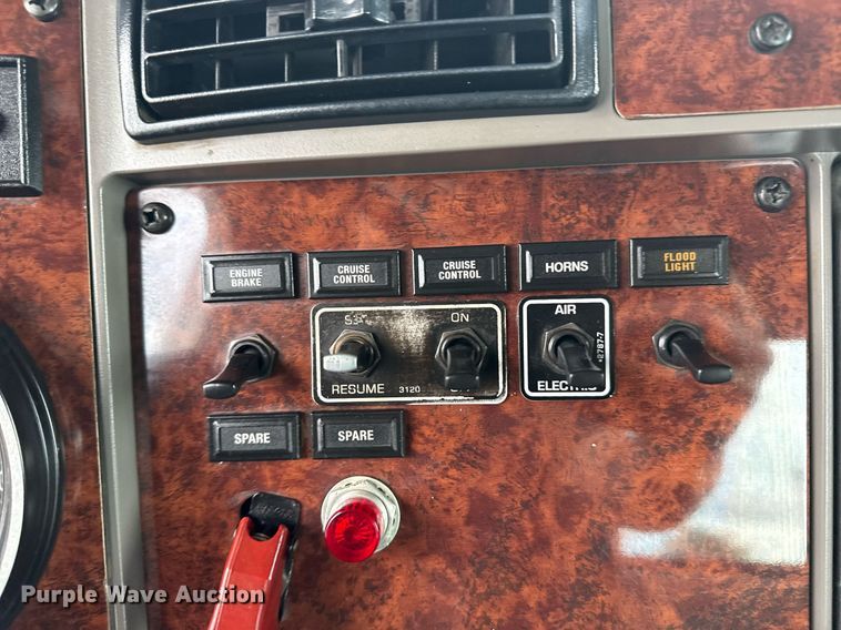 image for item EG5832 2010 Kenworth T370 truck cab and chassis