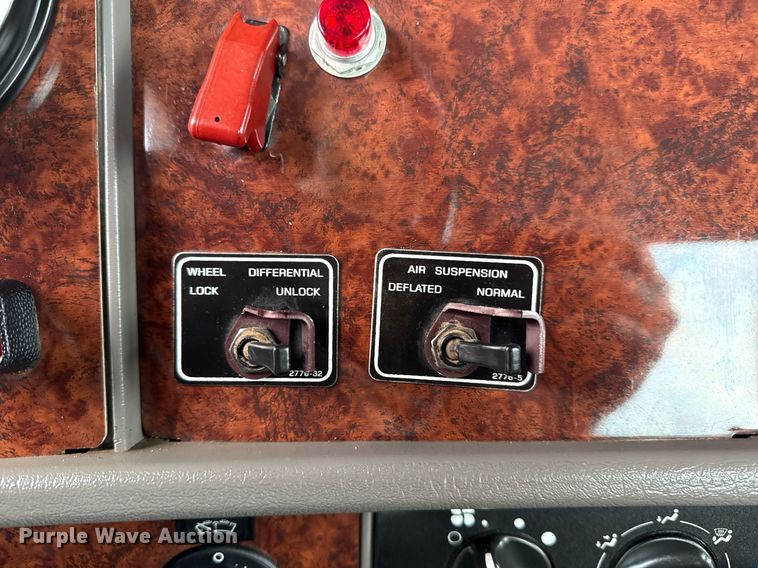 image for item EG5832 2010 Kenworth T370 truck cab and chassis