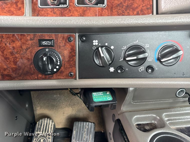 image for item EG5832 2010 Kenworth T370 truck cab and chassis