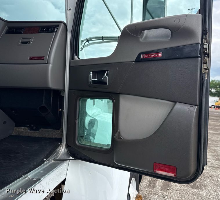 image for item EG5832 2010 Kenworth T370 truck cab and chassis