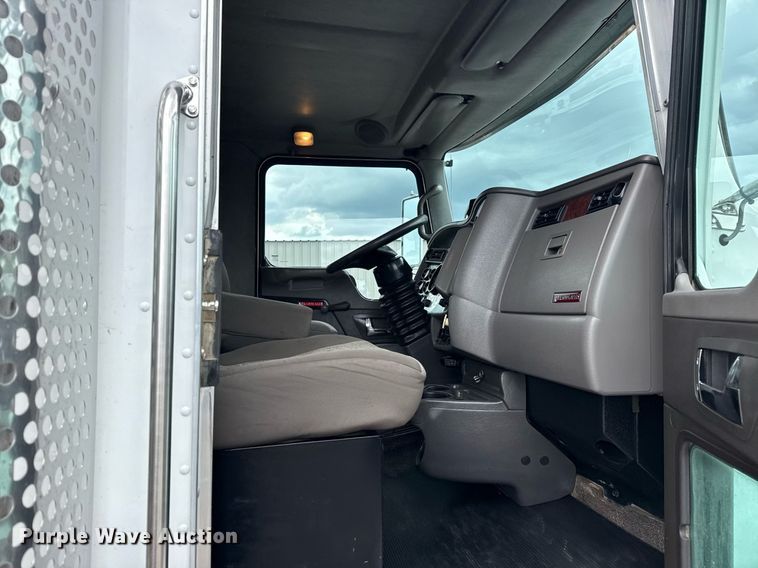 image for item EG5832 2010 Kenworth T370 truck cab and chassis