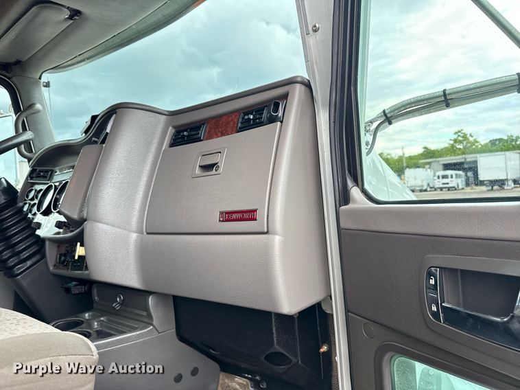 image for item EG5832 2010 Kenworth T370 truck cab and chassis