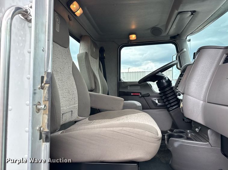 image for item EG5832 2010 Kenworth T370 truck cab and chassis