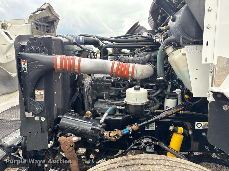 image for item EG5832 2010 Kenworth T370 truck cab and chassis