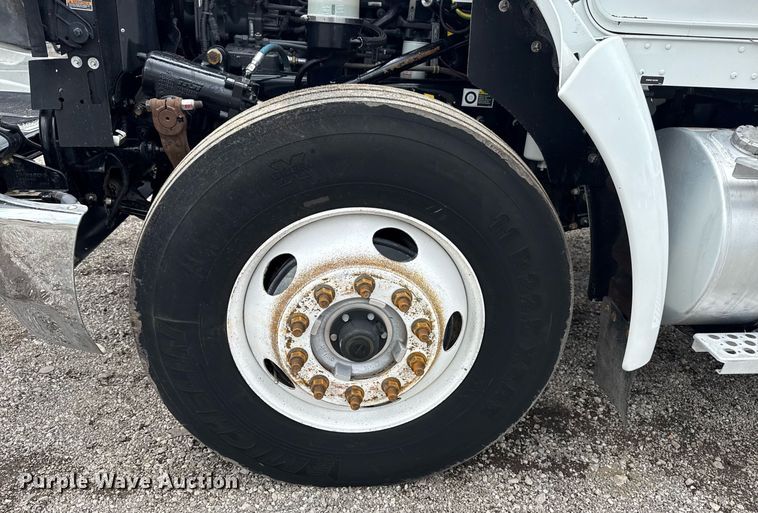 image for item EG5832 2010 Kenworth T370 truck cab and chassis