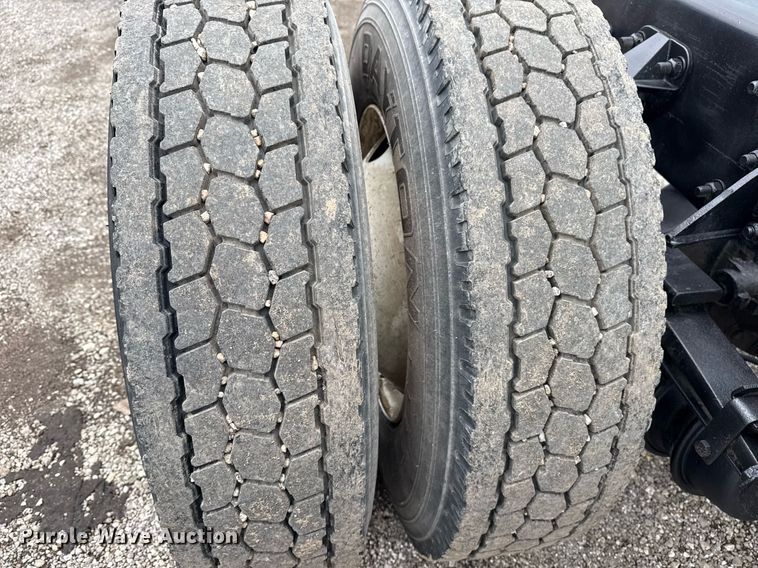 image for item EG5832 2010 Kenworth T370 truck cab and chassis