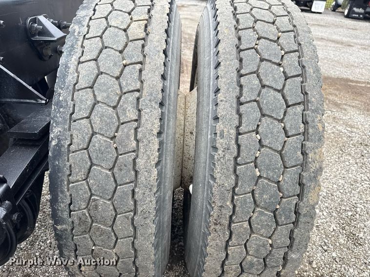 image for item EG5832 2010 Kenworth T370 truck cab and chassis