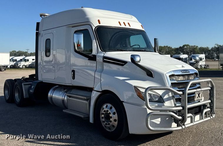 image for item EG6435 2019 Freightliner Cascadia semi truck