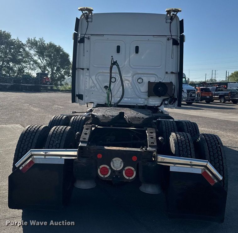 image for item EG6435 2019 Freightliner Cascadia semi truck