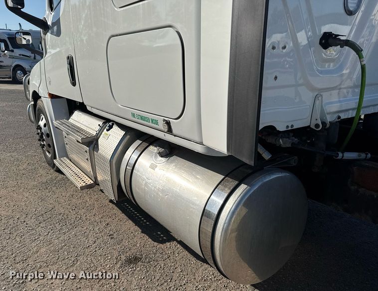 image for item EG6435 2019 Freightliner Cascadia semi truck