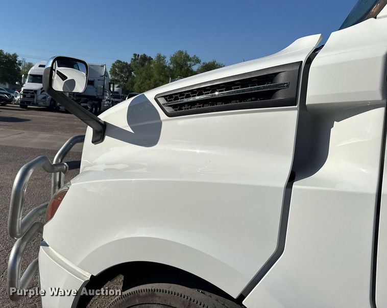 image for item EG6435 2019 Freightliner Cascadia semi truck