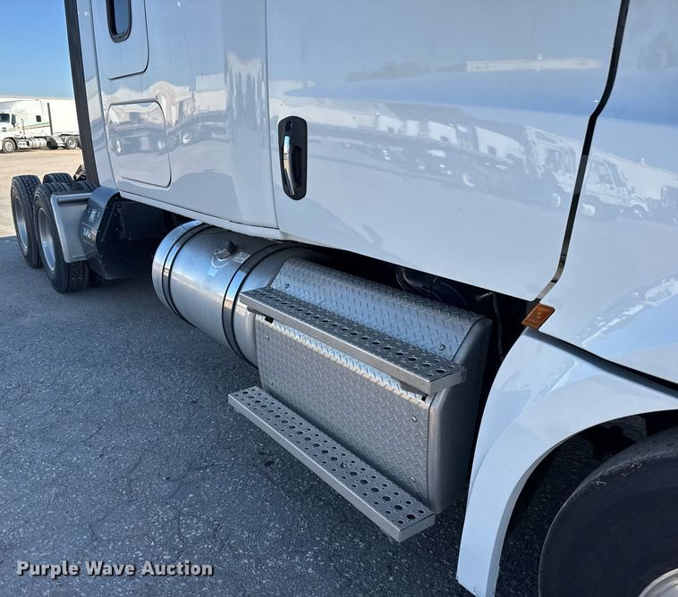 image for item EG6435 2019 Freightliner Cascadia semi truck