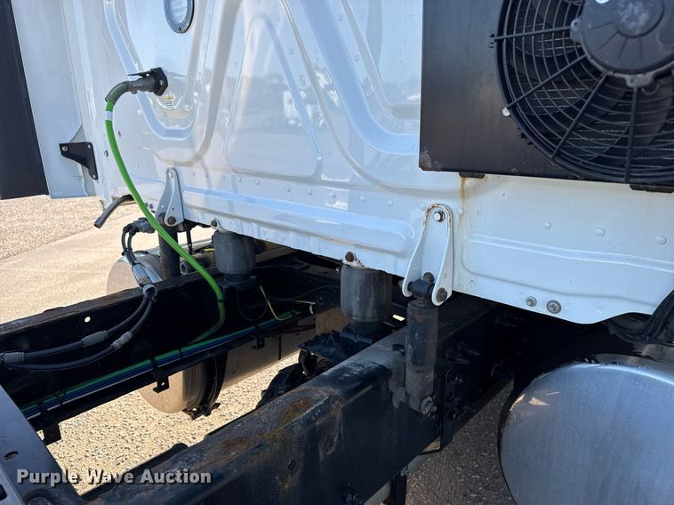 image for item EG6435 2019 Freightliner Cascadia semi truck