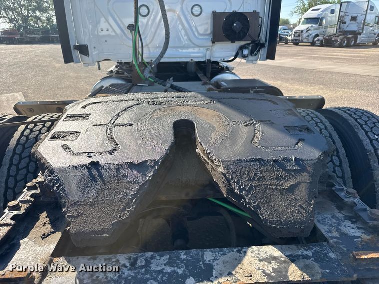 image for item EG6435 2019 Freightliner Cascadia semi truck